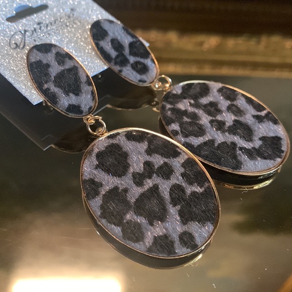 *LAST ONE* Leopard print Fabric Covered Gold Drop Earrings- Black and Light Gray - Picture 3 of 4